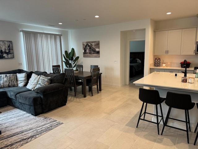 living area featuring visible vents, recessed lighting, and baseboards