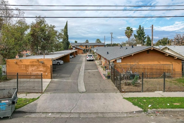 view of front of house featuring a fenced front yard