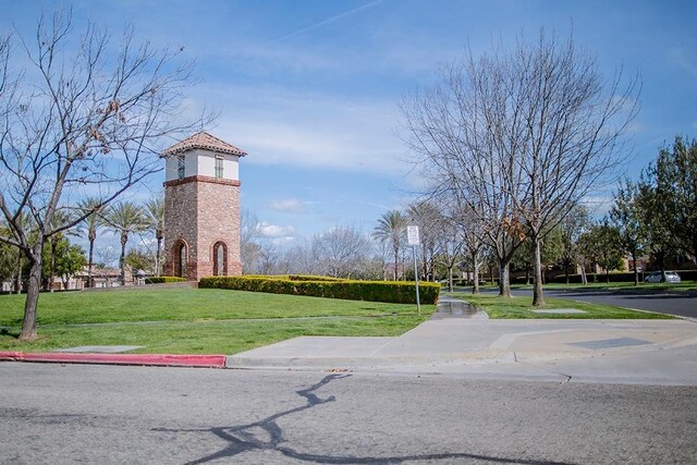 view of home's community featuring a yard