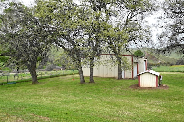 view of yard featuring an outbuilding