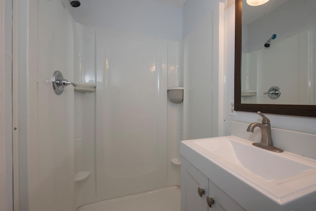 467 E San Bruno Ave, Fresno, CA 93710 - bathroom featuring a shower and vanity