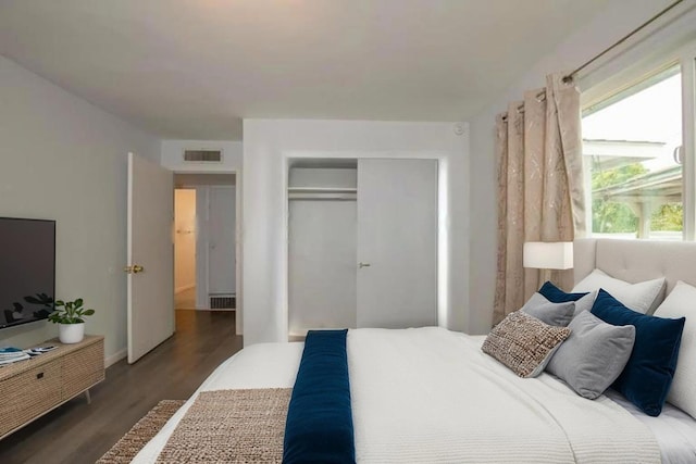 467 E San Bruno Ave, Fresno, CA 93710 - bedroom featuring wood finished floors, a closet, and baseboards