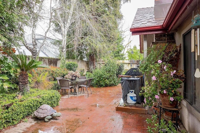 4240 W Sierra Ave, Fresno, CA 93722 - view of patio / terrace with outdoor dining area and a fenced backyard
