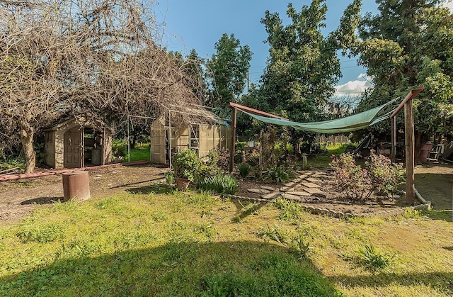 view of yard with a storage shed and an outdoor structure