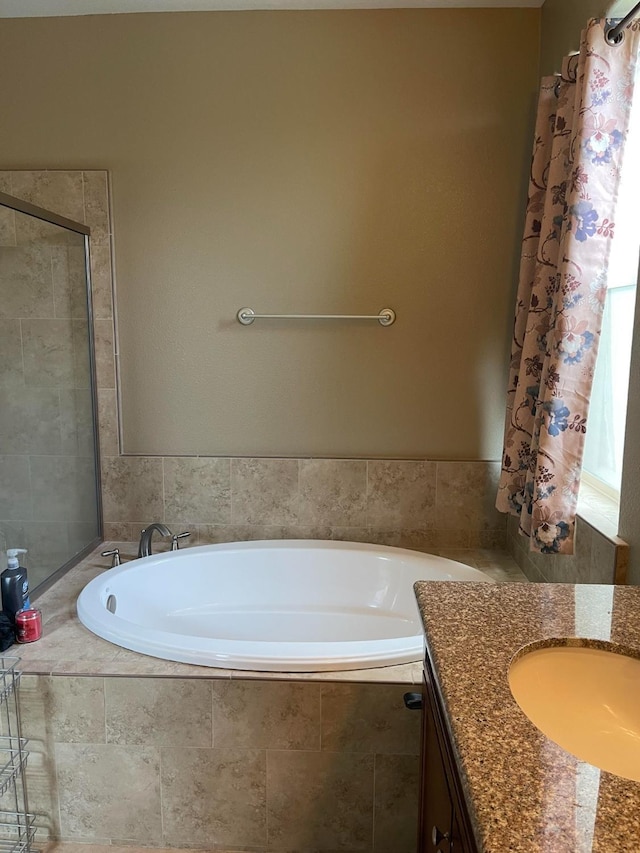 289 S Timberline Dr, Madera, CA 93637 - bathroom featuring a garden tub and vanity