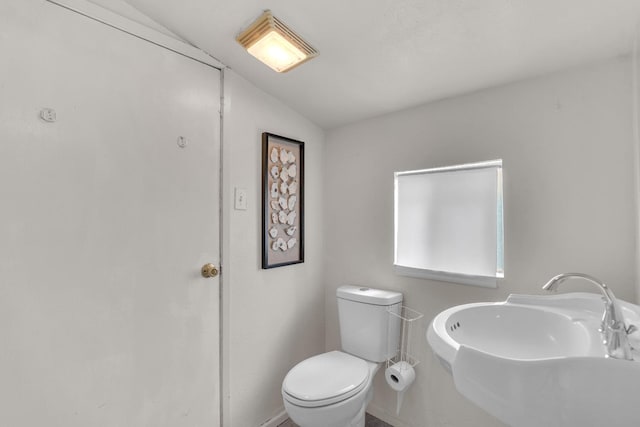 1417 Humboldt Ave, Chowchilla, CA 93610 - half bath with a sink and vaulted ceiling