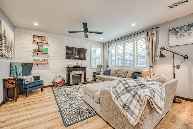 living room with visible vents, light wood-style flooring, ceiling fan, and recessed lighting