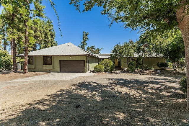 41371 Butte Way, Madera, CA 93636 - view of front facade featuring dirt driveway, an attached garage, and solar panels