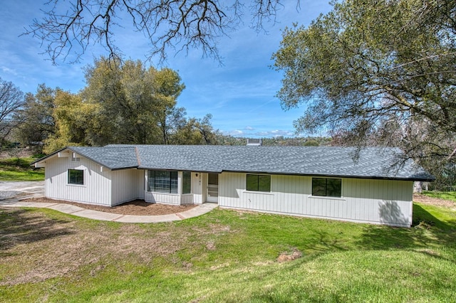 42741 Revis Way, Coarsegold, CA 93614 - ranch-style home featuring a front yard and roof with shingles