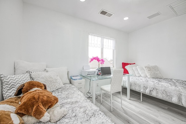 bedroom featuring wood finished floors, recessed lighting, and visible vents