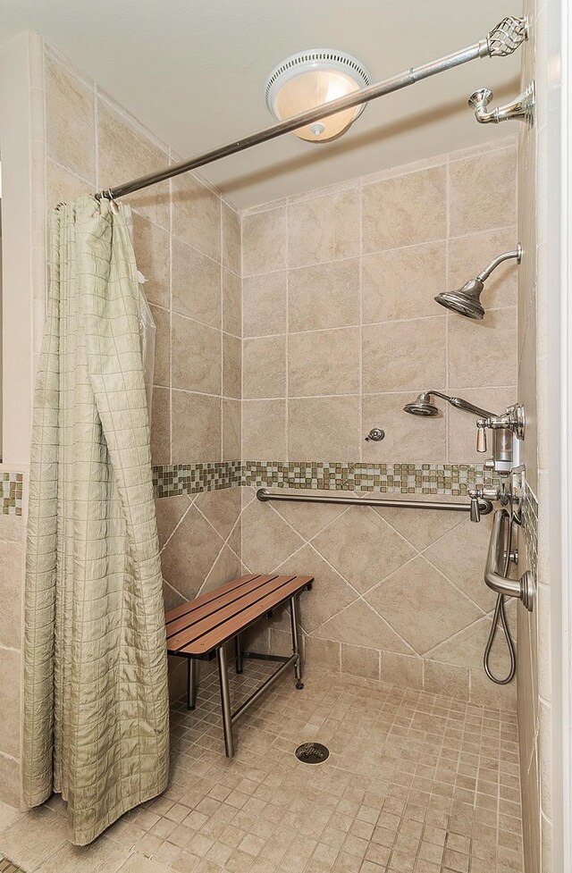 bathroom featuring tiled shower