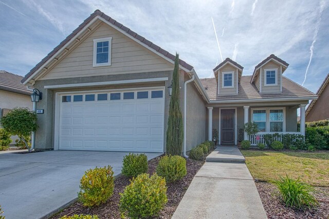 408 Grant Ave W, Madera, CA 93636 - view of front facade with stucco siding, covered porch, a front yard, and concrete driveway
