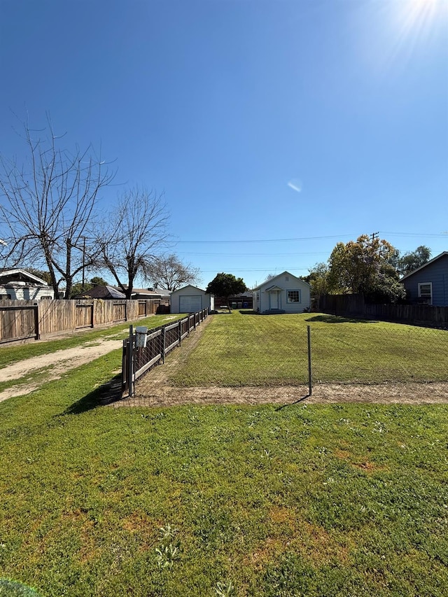 2824 C St, Selma, CA 93662 - view of yard featuring a garage