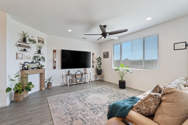 living area with visible vents, baseboards, ceiling fan, recessed lighting, and wood finished floors