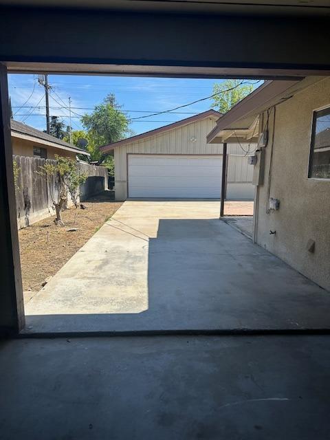 309 Circle Dr, Chowchilla, CA 93610 - garage with fence