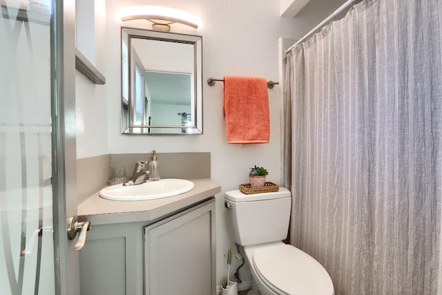 full bathroom featuring a shower with curtain, toilet, and vanity