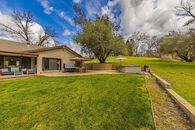 view of yard featuring outdoor lounge area and a patio