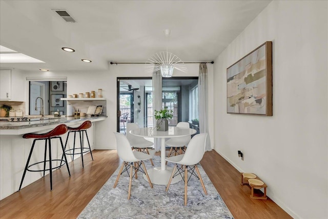 dining space featuring recessed lighting, light wood-style floors, visible vents, and baseboards