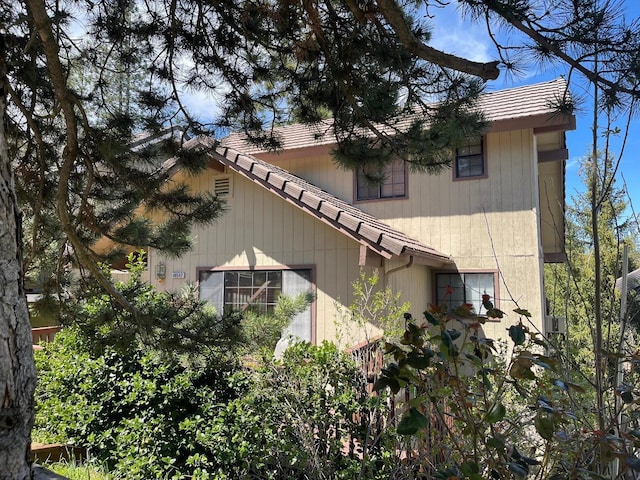 40547 Saddleback Rd, Bass Lake, CA 93604 - view of side of property featuring a tile roof