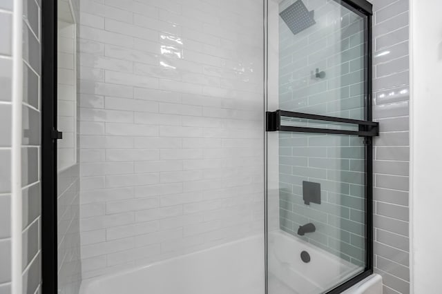 bathroom with enclosed tub / shower combo