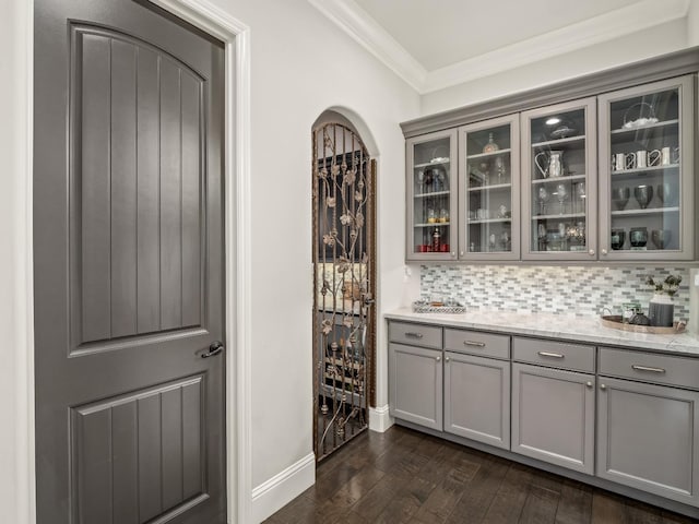 2567 E Sarazen, Fresno, CA 93730 - bar area with crown molding, decorative backsplash, and dark wood-style flooring