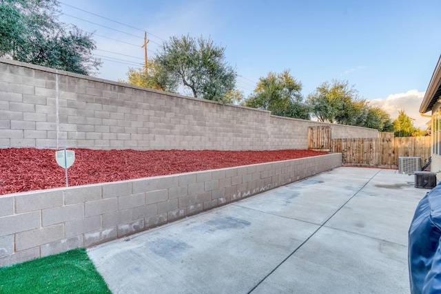 377 Wishon Way W, Madera, CA 93636 - fenced backyard with a patio area