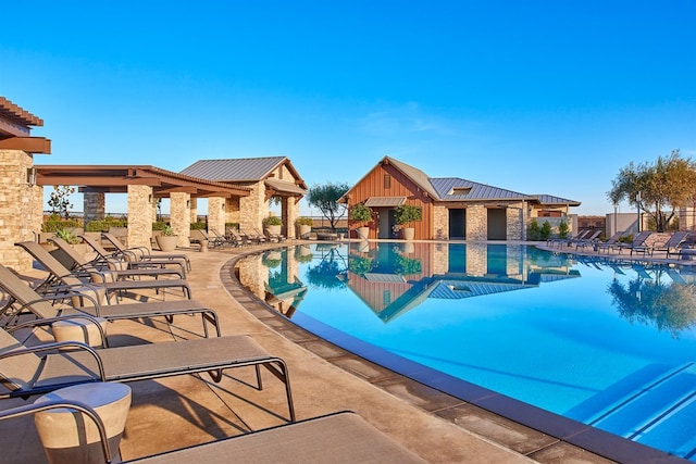 377 Wishon Way W, Madera, CA 93636 - community pool with a patio area