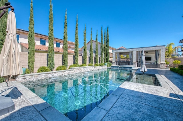 view of swimming pool featuring a fenced backyard, a pool with connected hot tub, a patio, and a ceiling fan