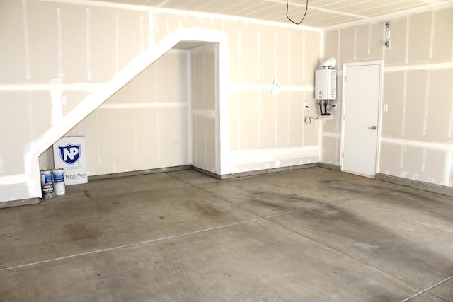 2060 N Walker Ln, Clovis, CA 93619 - garage with water heater
