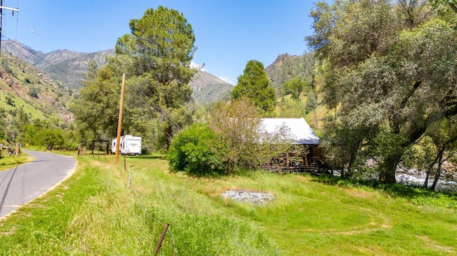 view of yard featuring a mountain view