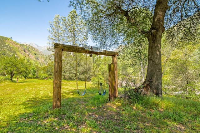 view of yard featuring a mountain view
