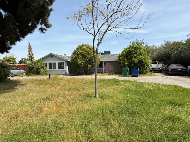 342 N Minnewawa, Fresno, CA 93727 - view of front of property featuring a front lawn
