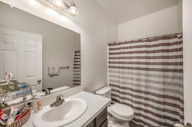 375 Amber Ln, Dinuba, CA 93618 - full bath with toilet, a shower with shower curtain, and vanity