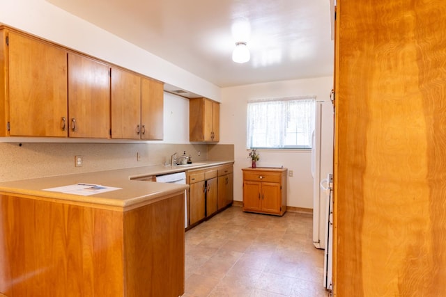 474 Dartmouth Ave, Coalinga, CA 93210 - kitchen with white appliances, a sink, a peninsula, tasteful backsplash, and light countertops