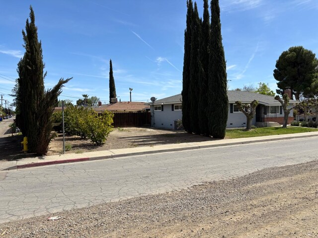 474 Dartmouth Ave, Coalinga, CA 93210 - view of front of house featuring fence