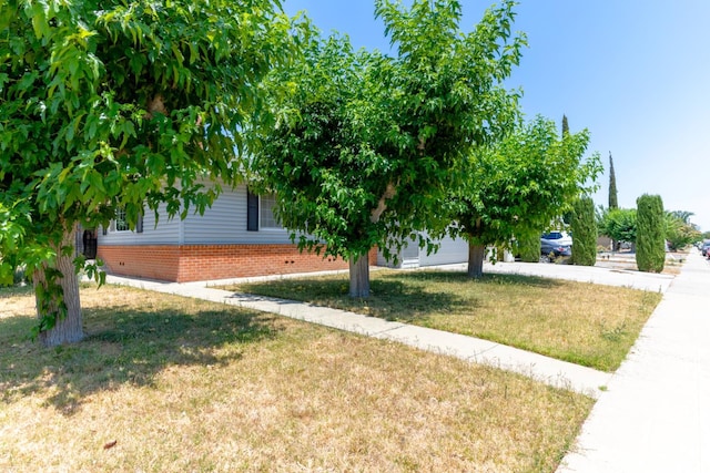 474 Dartmouth Ave, Coalinga, CA 93210 - view of side of home featuring a lawn and brick siding
