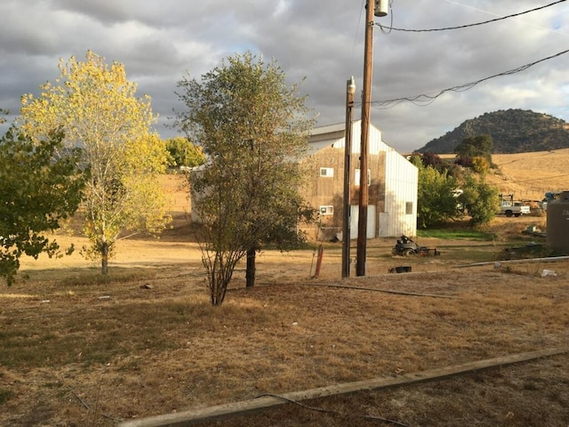 view of yard featuring a mountain view