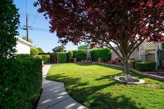 view of yard featuring fence