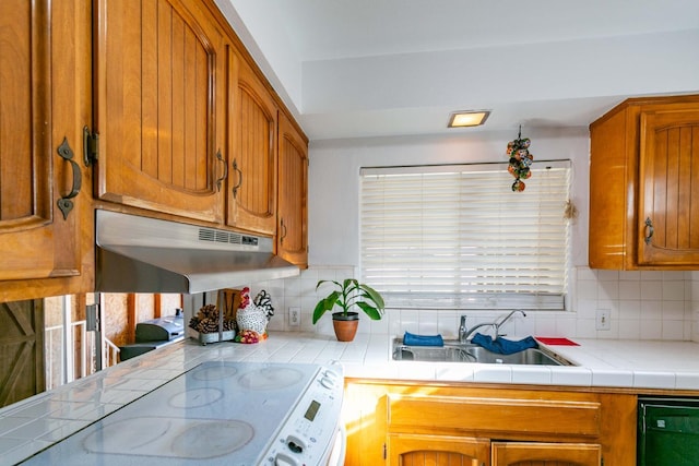 kitchen featuring a sink, white range with electric stovetop, backsplash, and under cabinet range hood