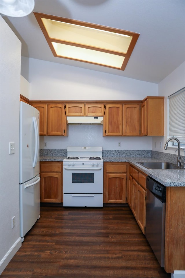 5157 E Truman Ave, Fresno, CA 93725 - kitchen with white appliances, a sink, under cabinet range hood, vaulted ceiling, and dark wood-style floors
