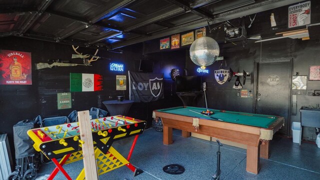 playroom with pool table and speckled floor