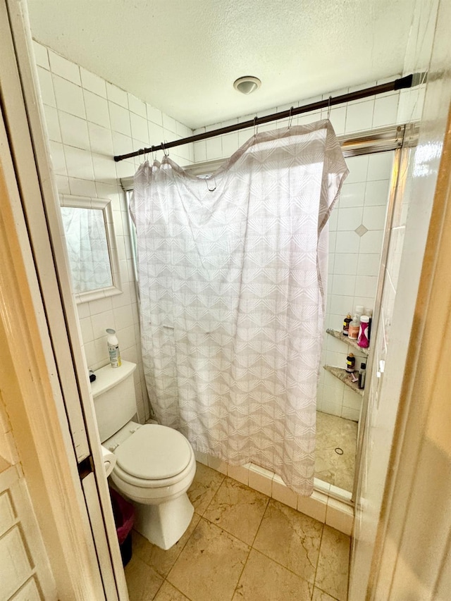 3140 Timmy Ave, Clovis, CA 93612 - bathroom with tile walls, a tile shower, and a textured ceiling