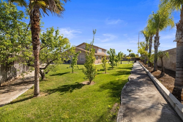 2594 S Duke Ave, Fresno, CA 93727 - view of community with a yard and fence