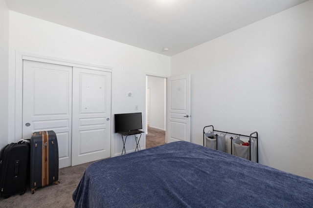 2594 S Duke Ave, Fresno, CA 93727 - carpeted bedroom with a closet