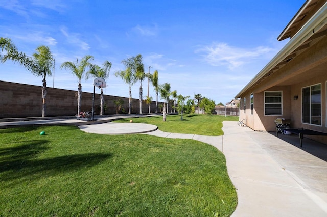 2594 S Duke Ave, Fresno, CA 93727 - view of yard featuring a patio area and a fenced backyard