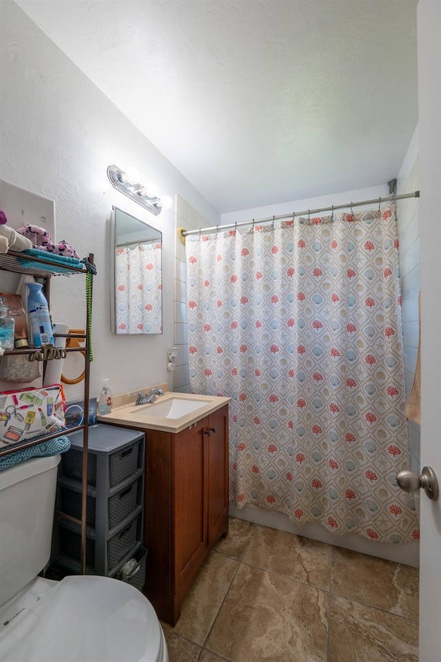 full bath featuring toilet, shower / bath combo with shower curtain, and vanity
