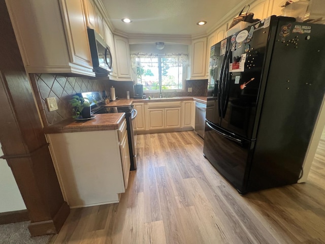 1450 W Chennault Ave, Fresno, CA 93711 - kitchen featuring light wood-style flooring, a sink, decorative backsplash, crown molding, and appliances with stainless steel finishes