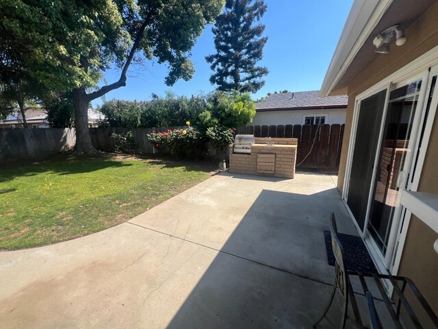 1450 W Chennault Ave, Fresno, CA 93711 - view of patio / terrace with a fenced backyard and area for grilling