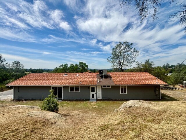 28813 Limestone Cir, Coarsegold, CA 93614 - rear view of property featuring a tile roof and a lawn
