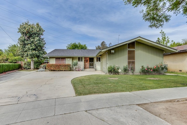 view of front of property featuring driveway and a front lawn